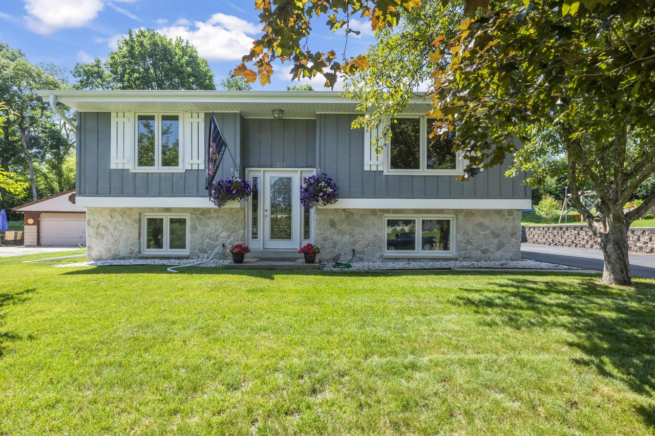 255 Willow Dr, Hartland, WI 53029