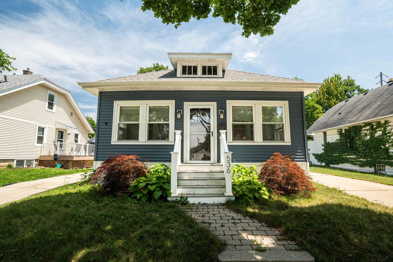 536 N 61st St, Wauwatosa, WI 53213