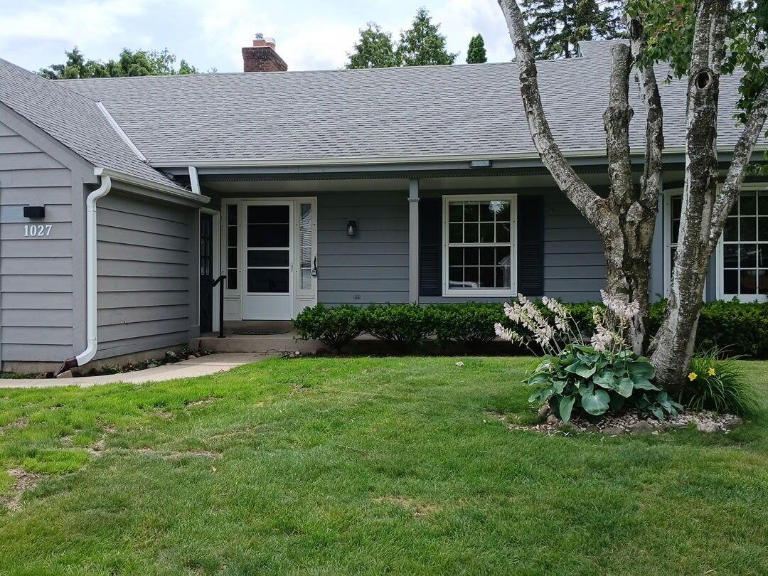 1027 W Shaker Cir, Mequon, WI 53092
