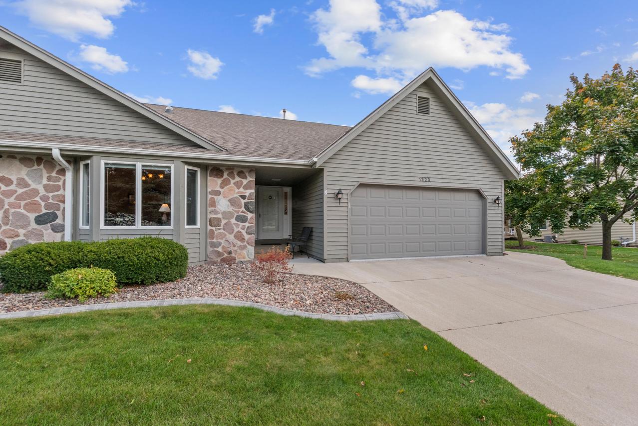 1323 Stonewood Cir, West Bend, WI 53095