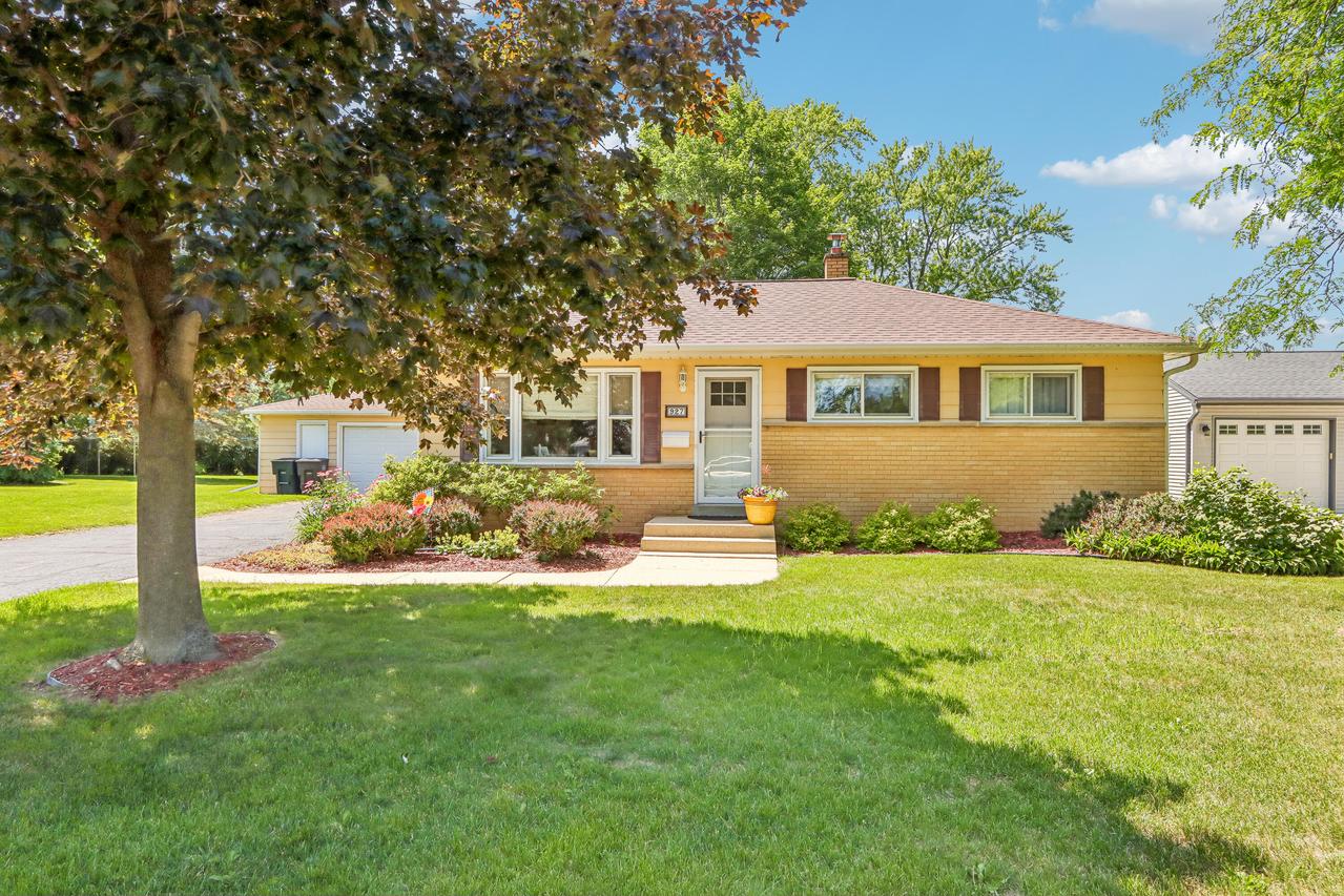 927 Robins Ln, Mukwonago, WI 53149