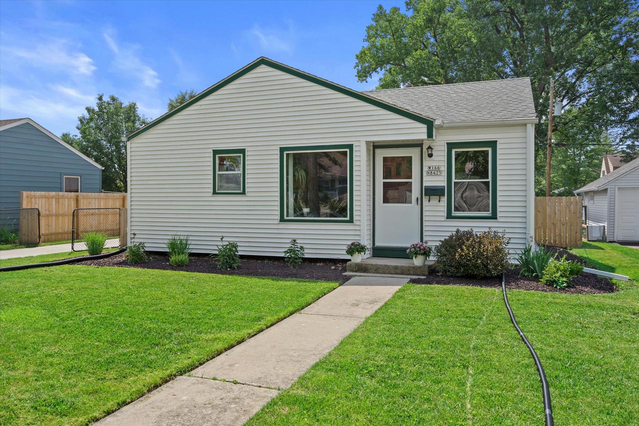 W166N8425 Dardis Ave, Menomonee Falls, WI 53051