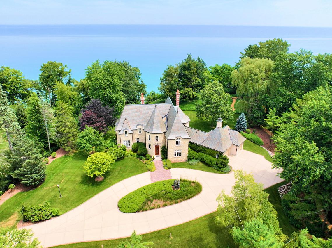 11602 N Shorecliff Ln, Mequon, WI 53092