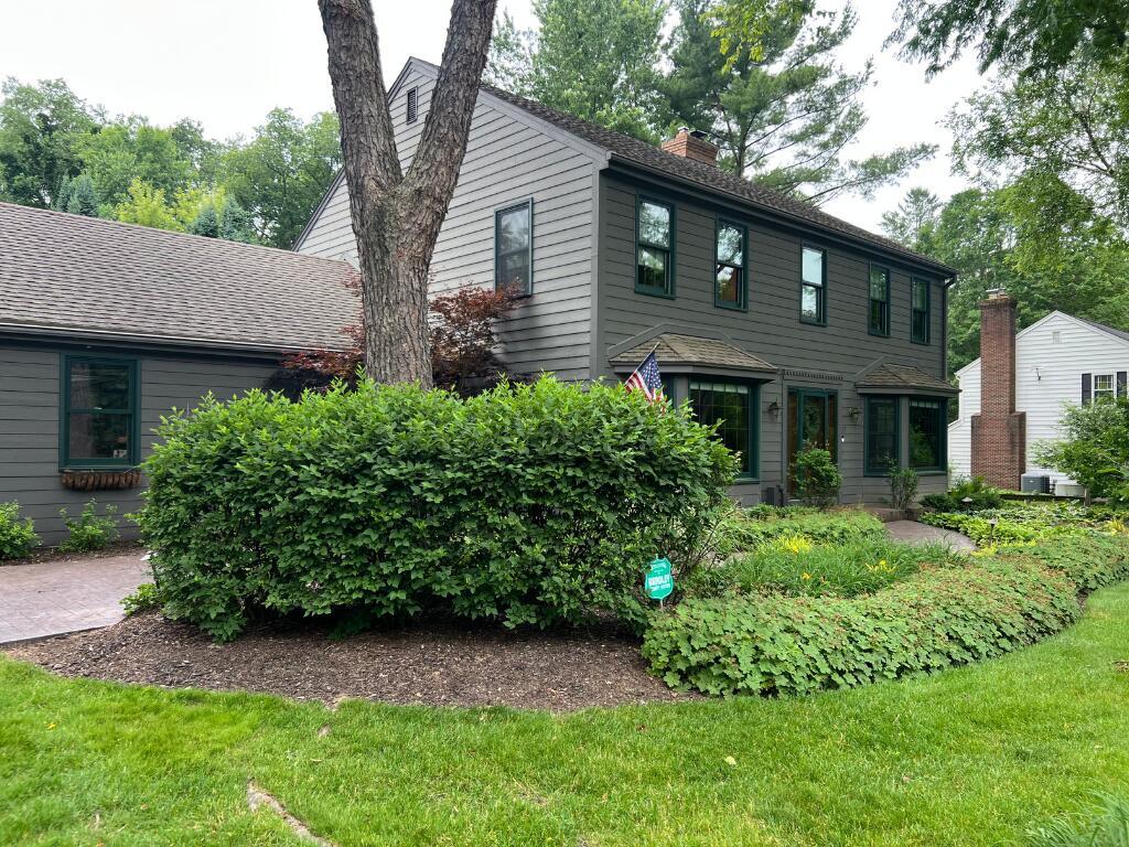 290 Fieldstone Rd, Delafield, WI 53018