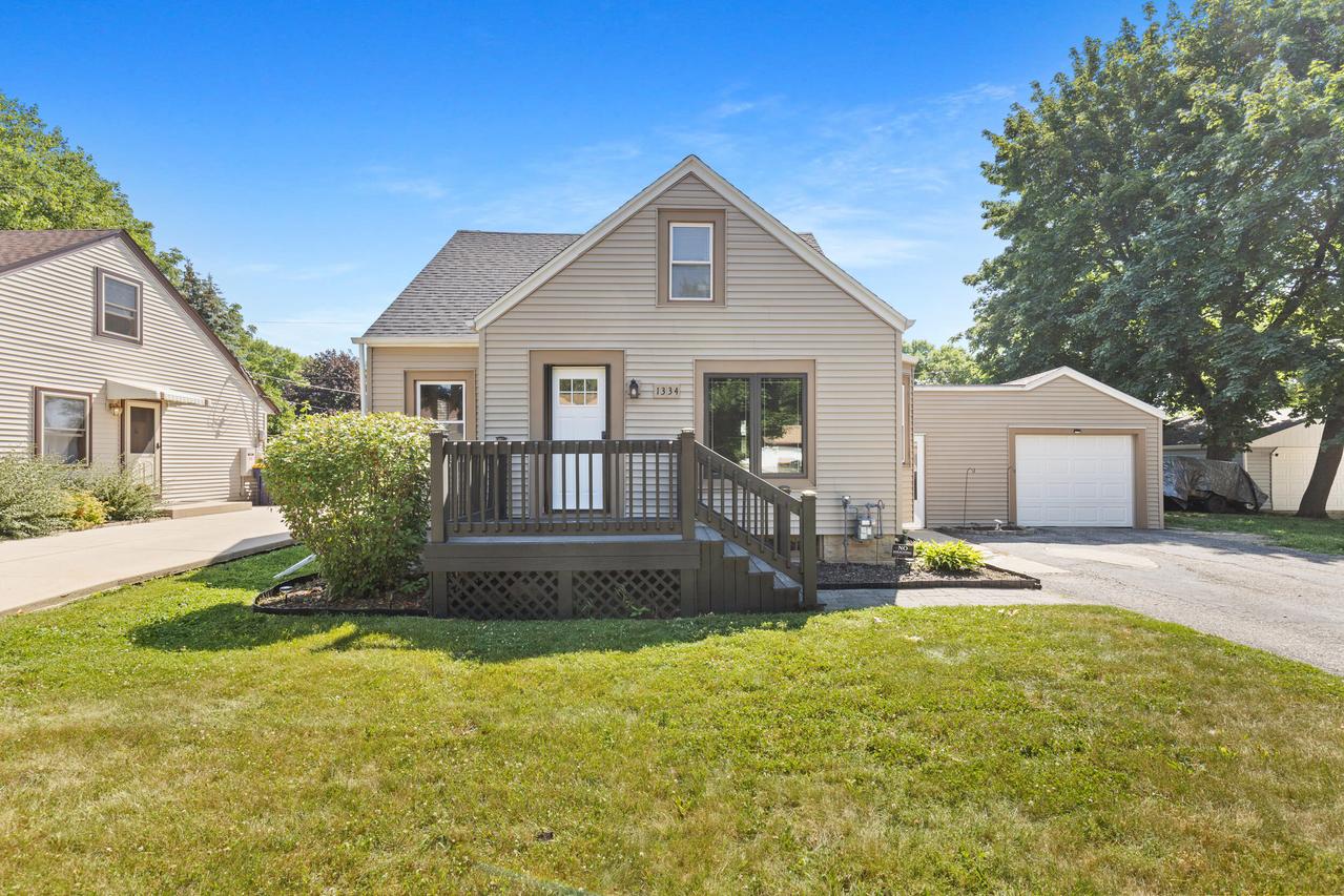 1334 S 95th St, West Allis, WI 53214