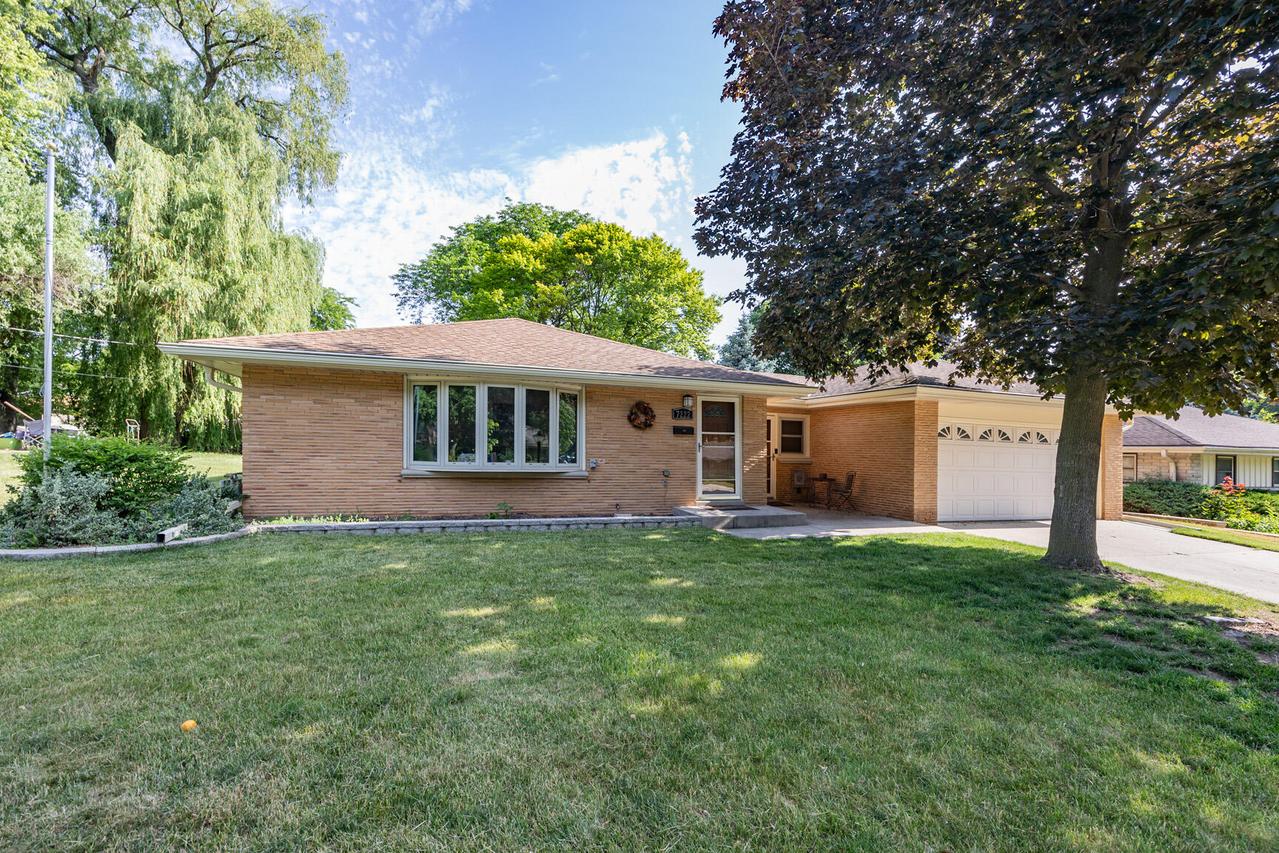 7222 Enfield Ave, Greendale, WI 53129