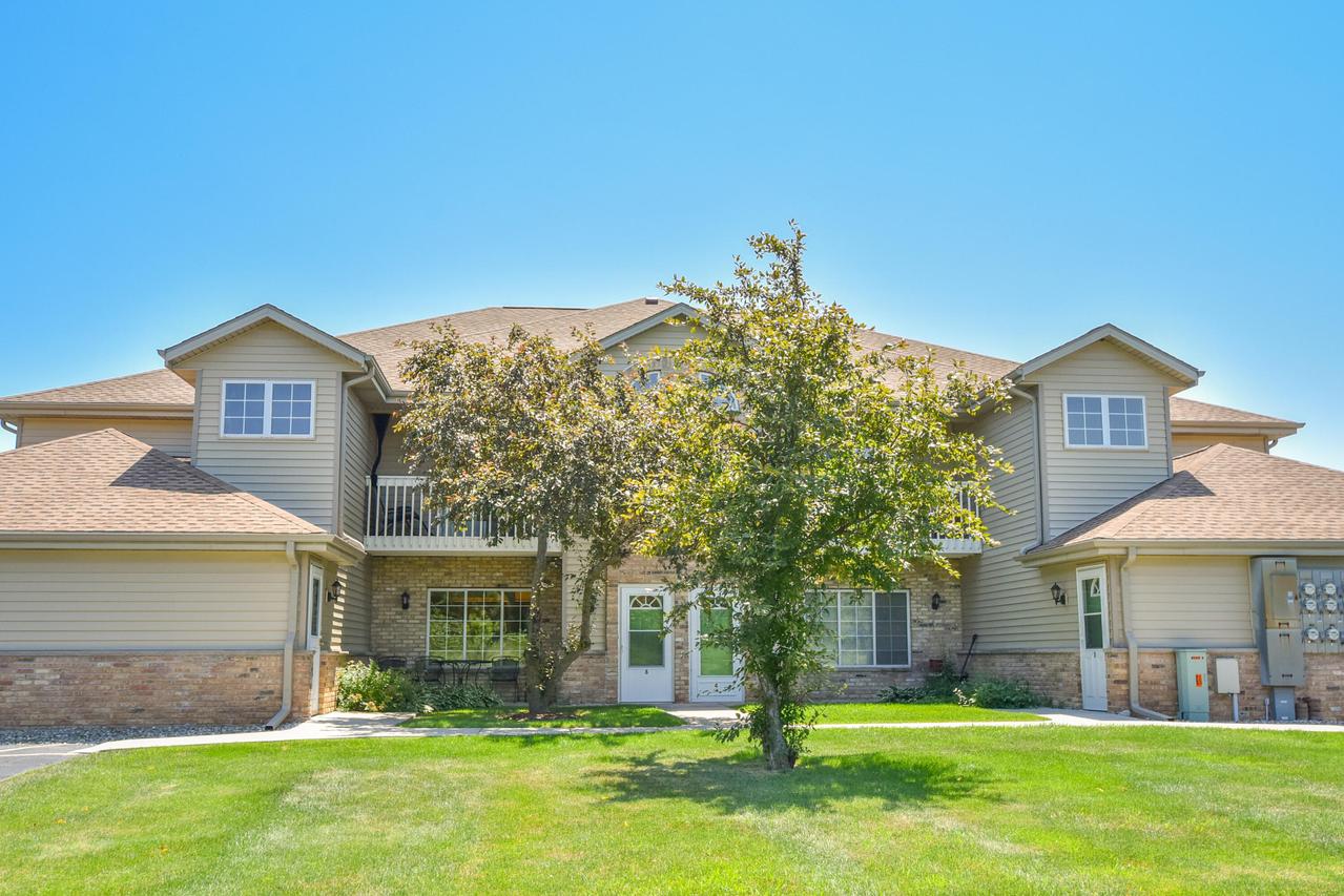 3620 E Barbara Ct #8, Oak Creek, WI 53154