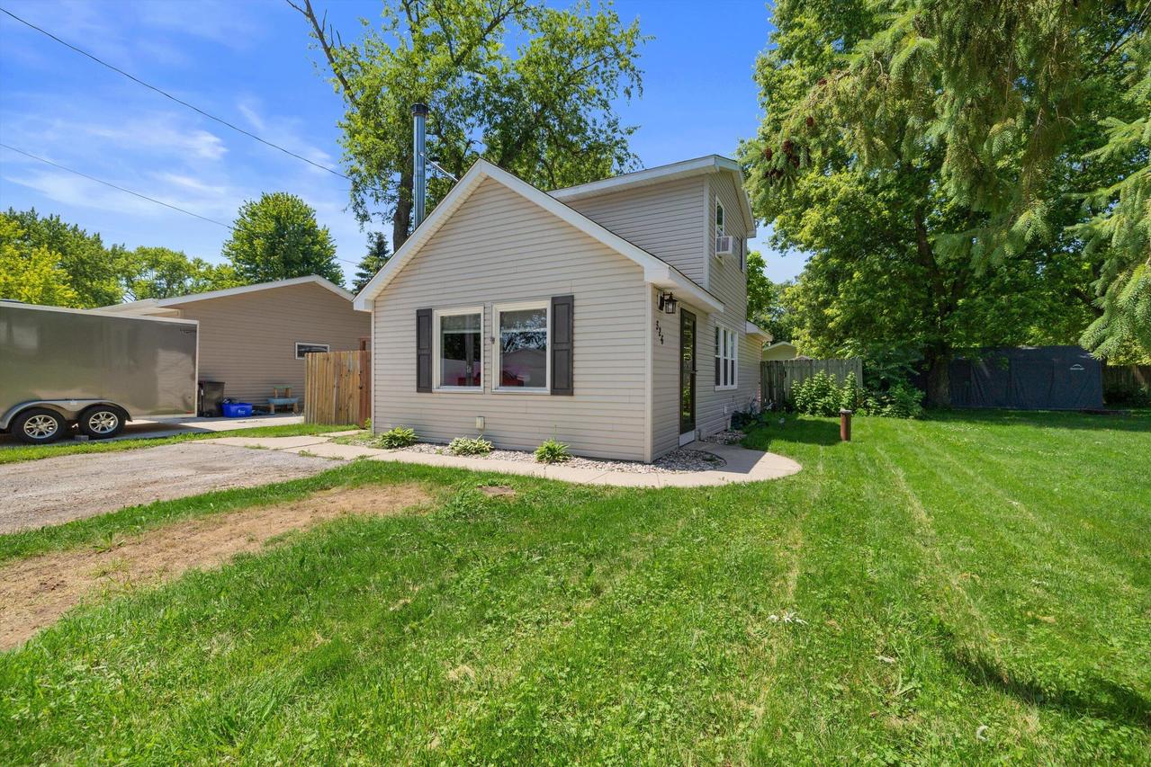 326 Woodlawn Ave, Rochester, WI 53105