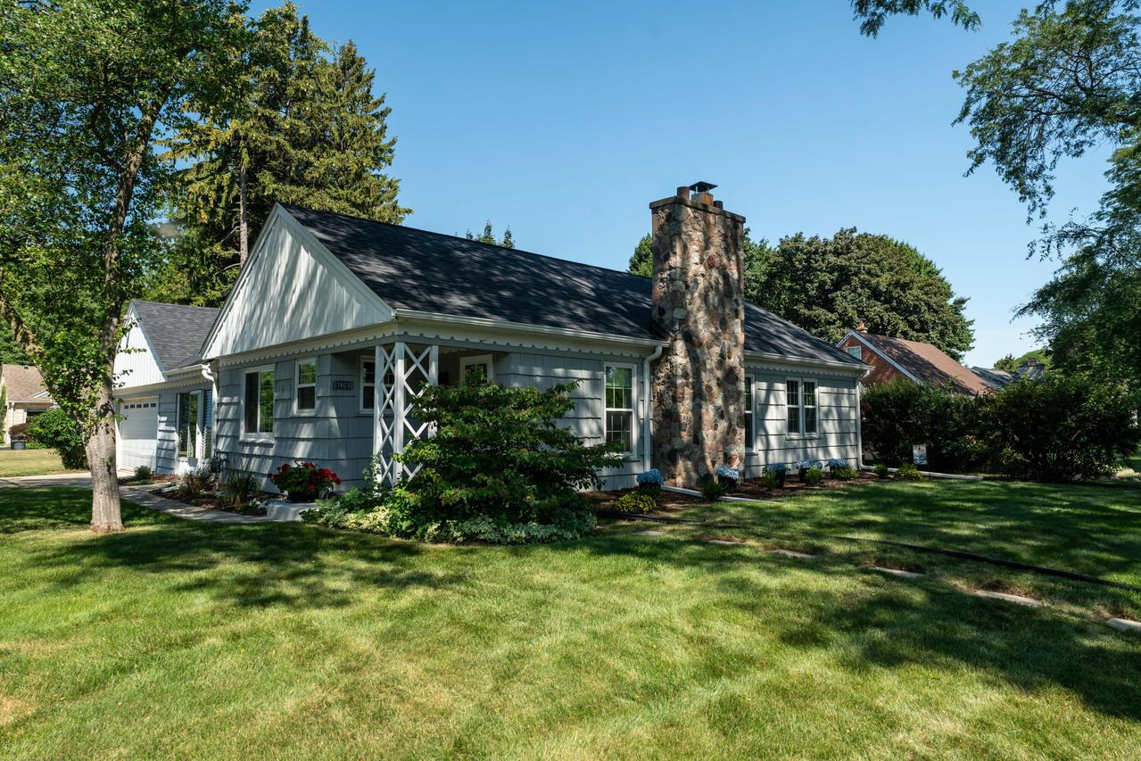 7603 N Fairchild Rd, Fox Point, WI 53217