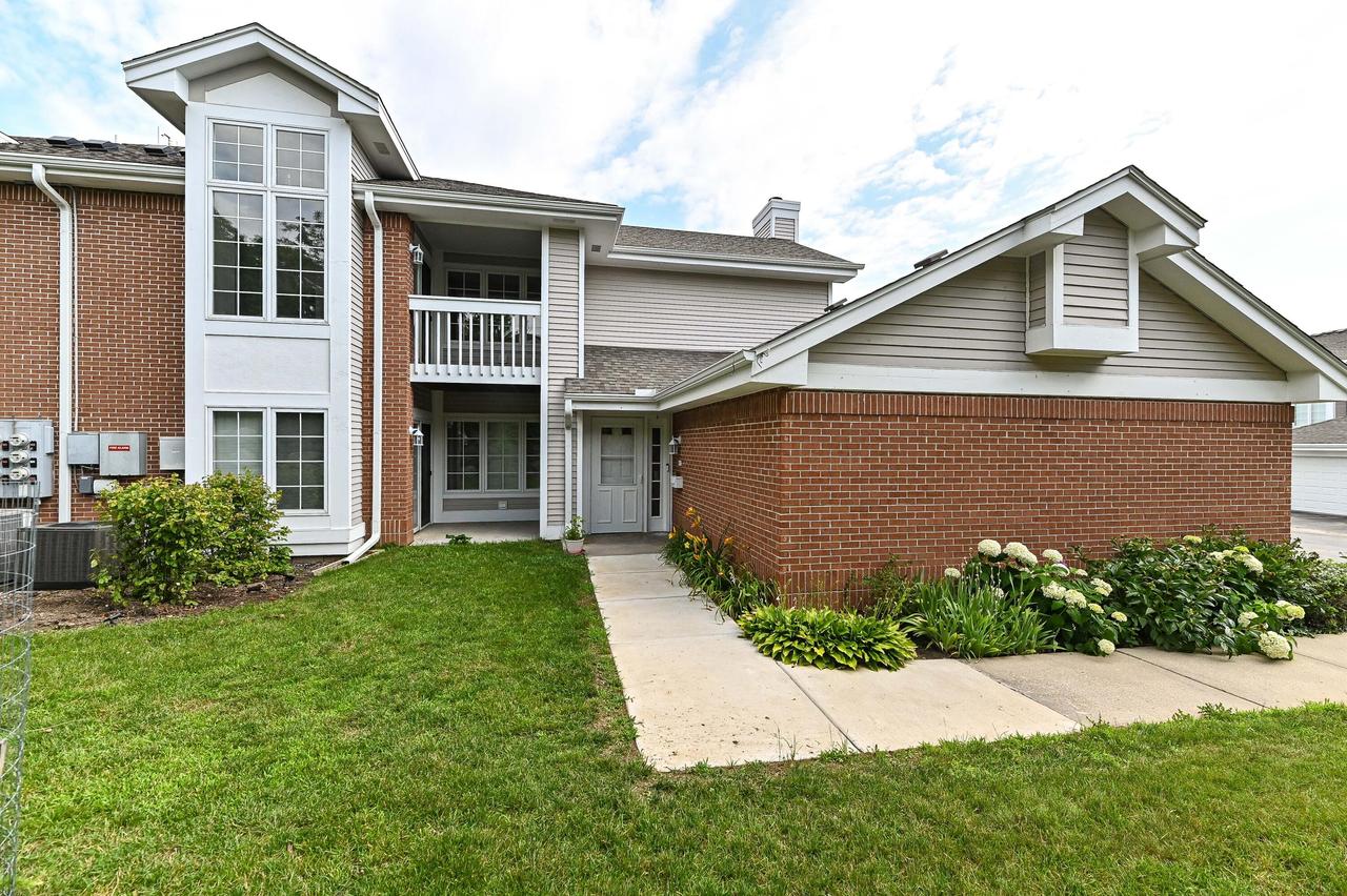 9111 Westlake Dr, Greendale, WI 53129
