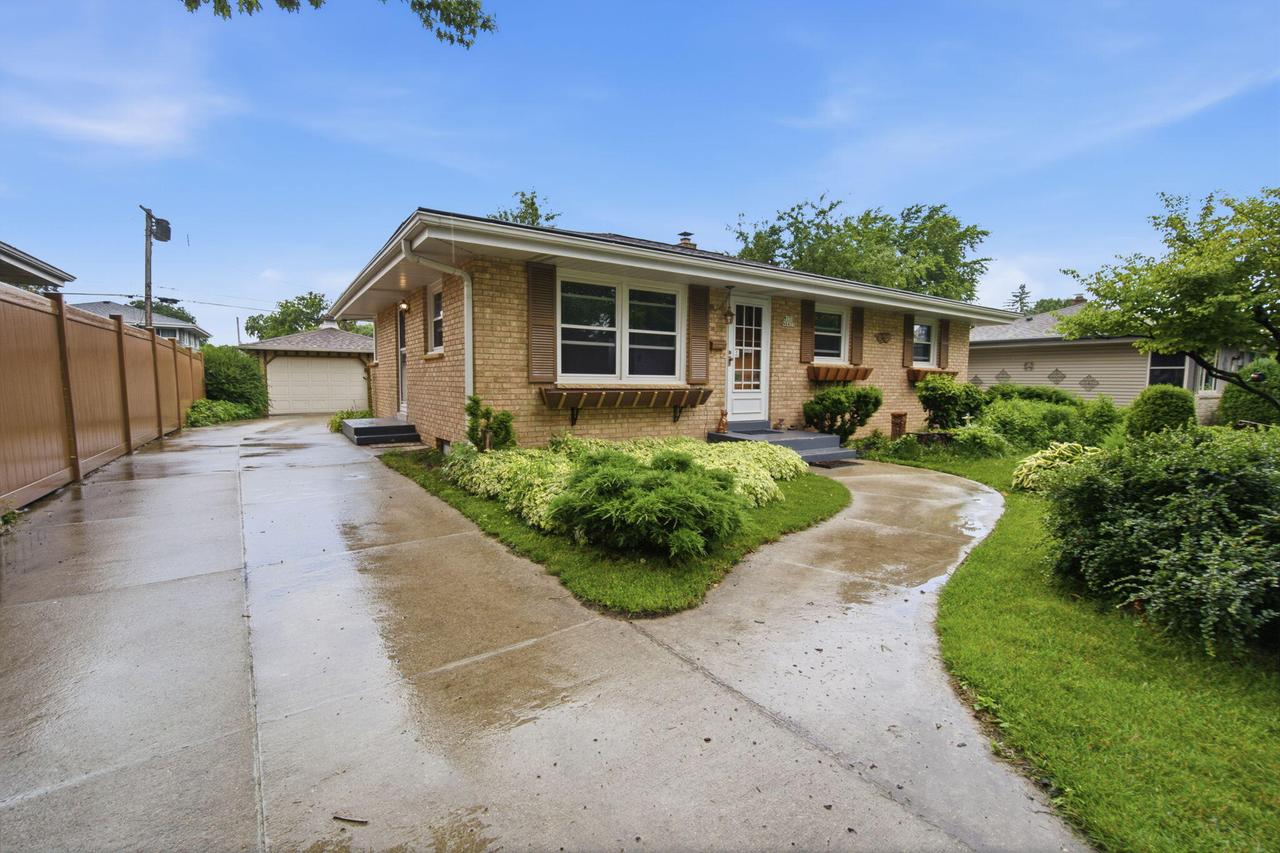 W171N8437 Allen Ave, Menomonee Falls, WI 53051