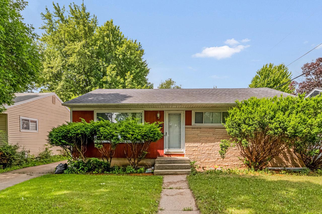 8207 W Muriel Pl, Milwaukee, WI 53218