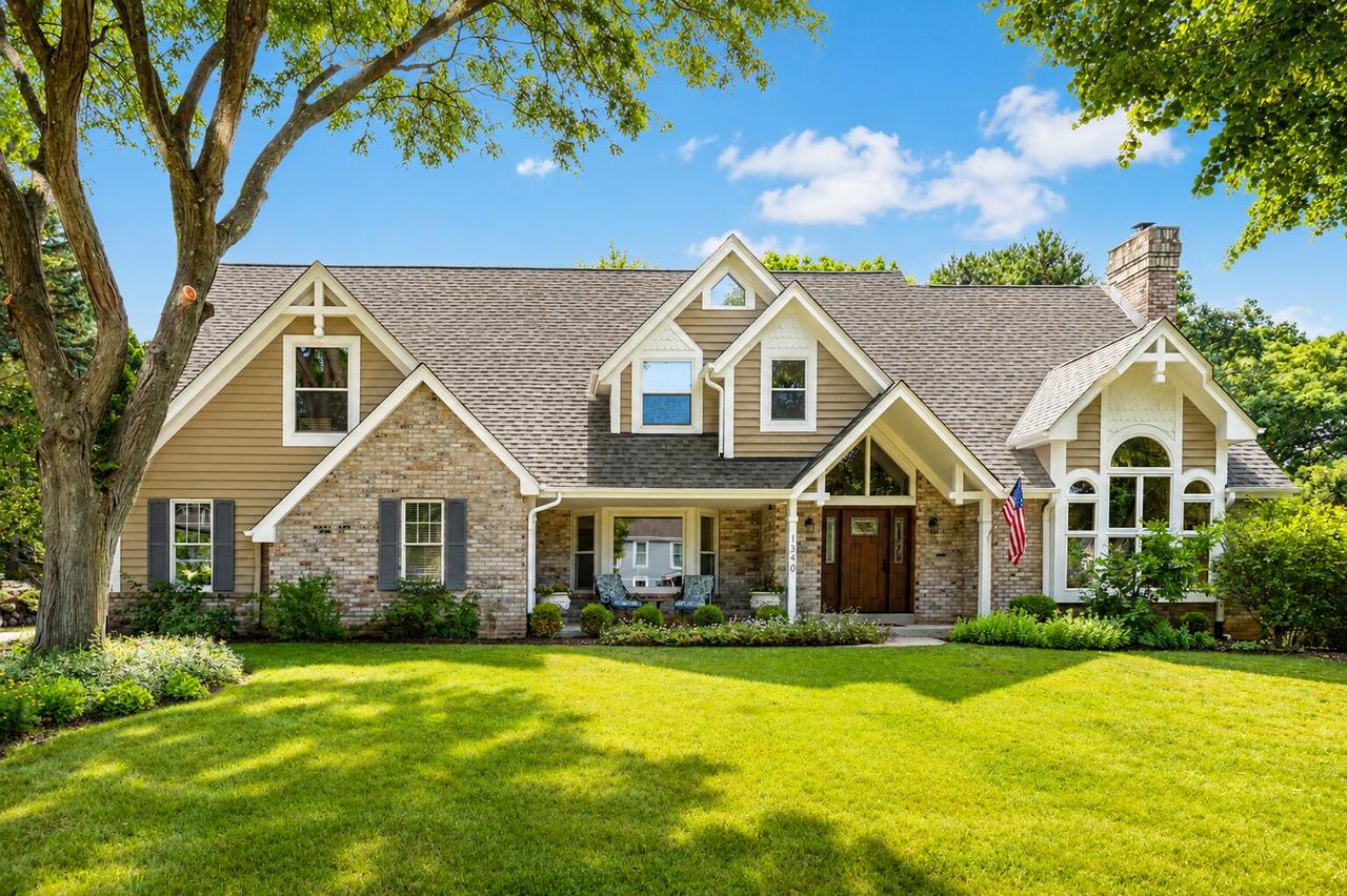 1340 Barrington Woods Dr, Brookfield, WI 53045