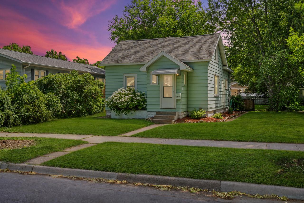 2012 Charles St, La Crosse, WI 54603