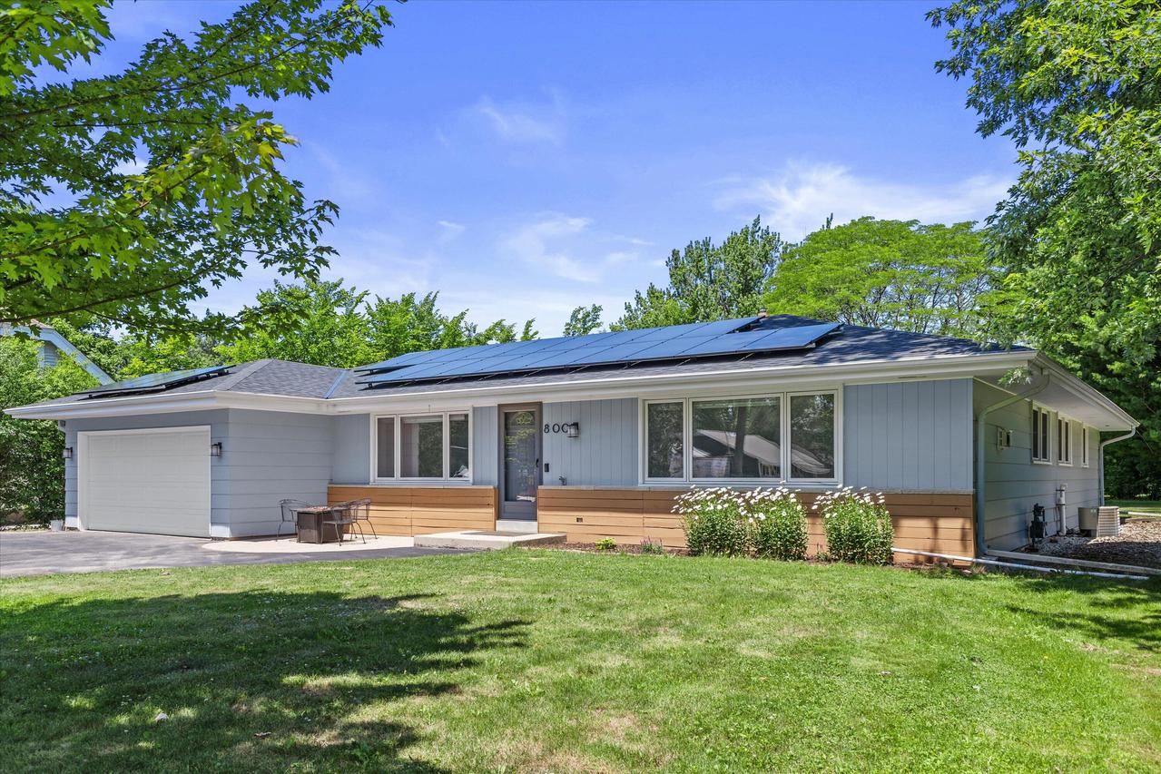 800 E Dean Rd, Fox Point, WI 53217