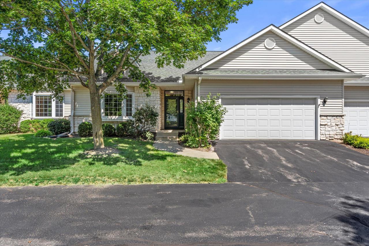 293 Cardinal Ln, Hartland, WI 53029