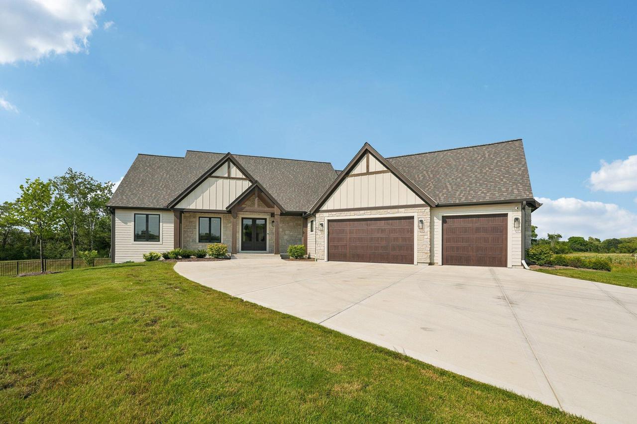 N69W17970 Haven Dr, Menomonee Falls, WI 53051