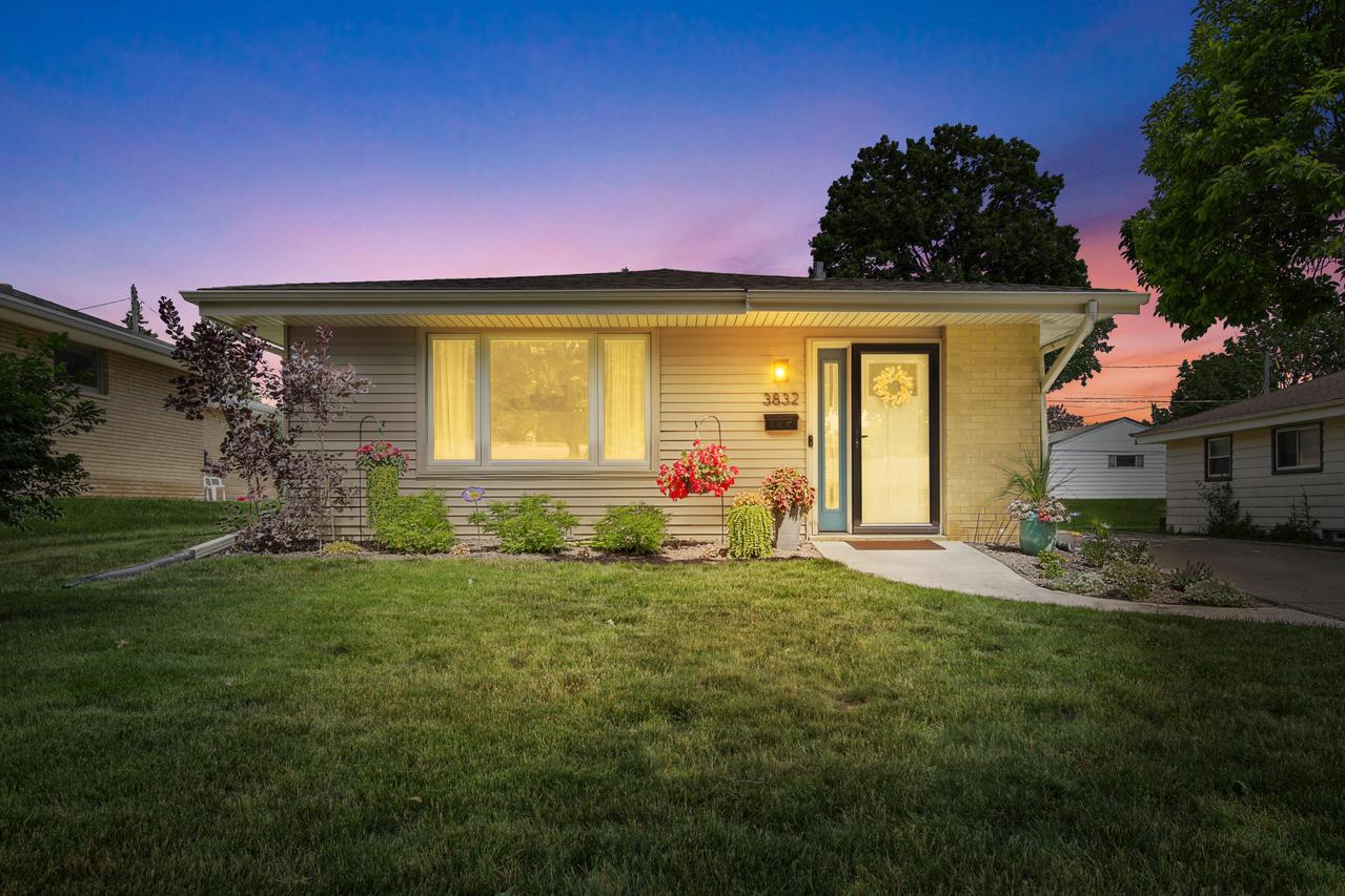 3832 S 93rd St, Milwaukee, WI 53228