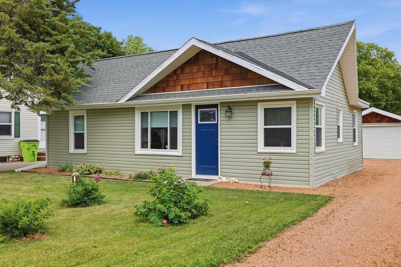 2430 N 2nd Ln, Summit, WI 53066