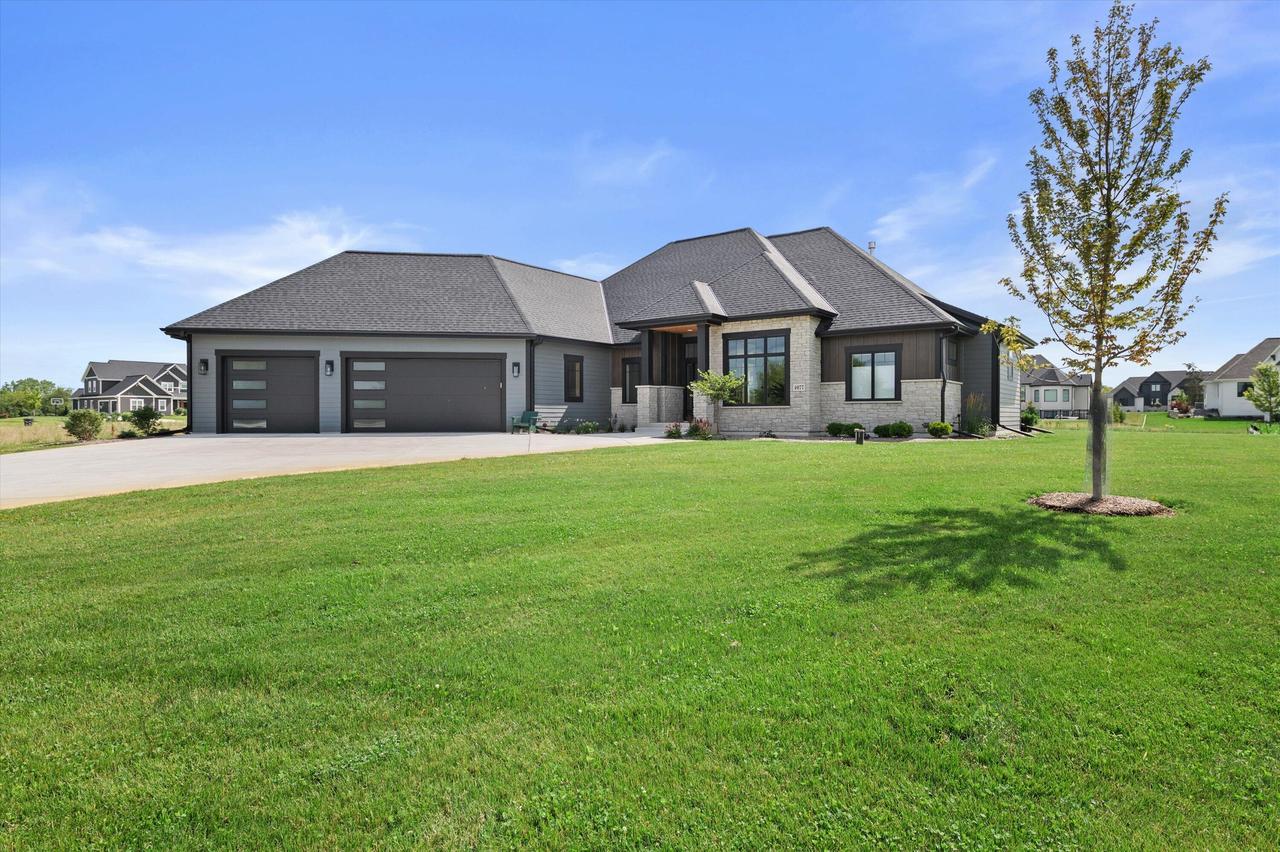 4077 Hawthorn Farm Ct, Delafield, WI 53058
