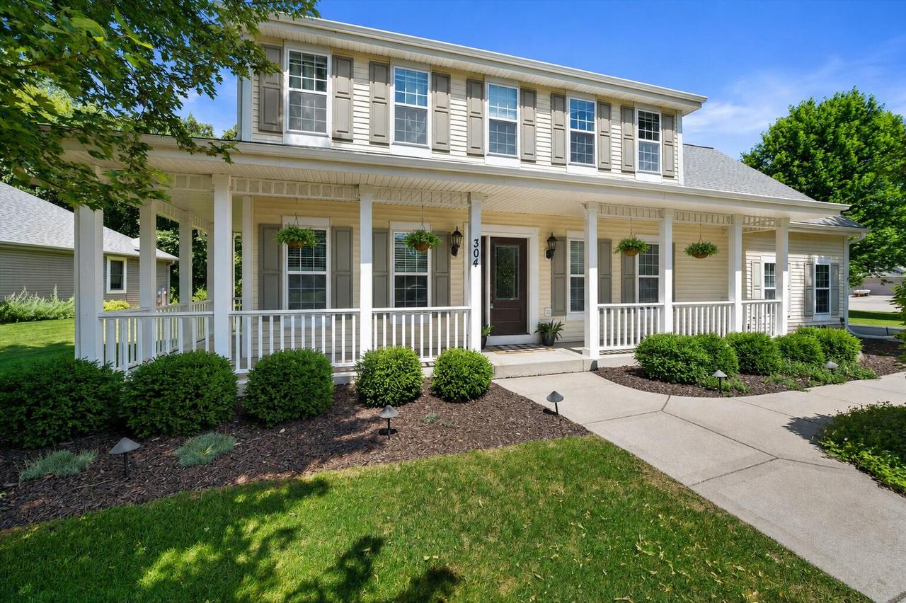 304 Woodlands Ct, Hartland, WI 53029