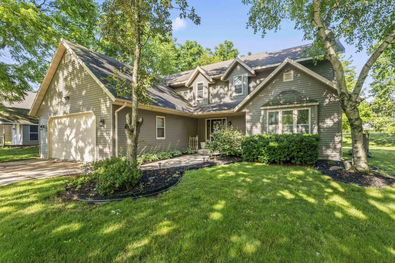 612 Sweetbriar Ln, Watertown, WI 53098