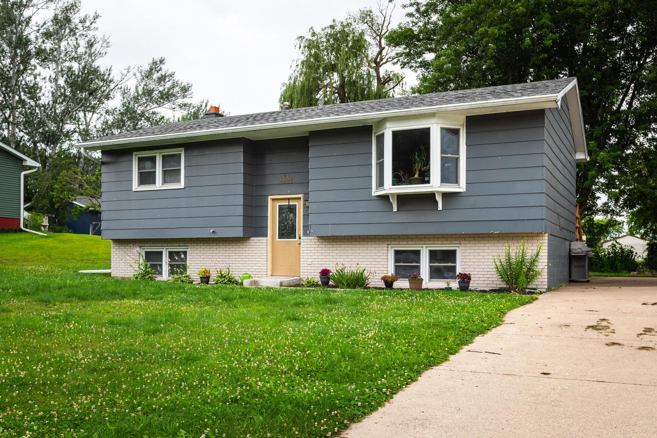 1606 Cliffview Dr, Holmen, WI 54636