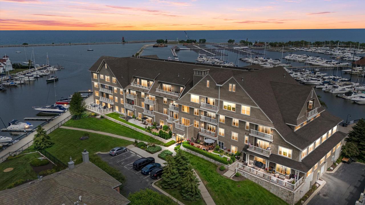 4 Gaslight Dr #111, Racine, WI 53403