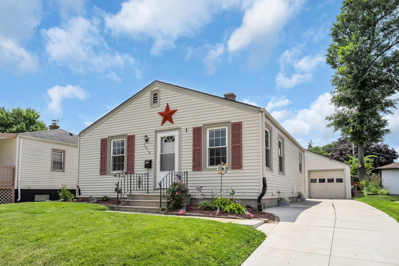1914 Russet St, Racine, WI 53405