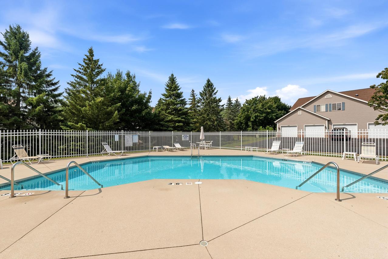 2105 Pine Ridge #G, Grafton, WI 53024