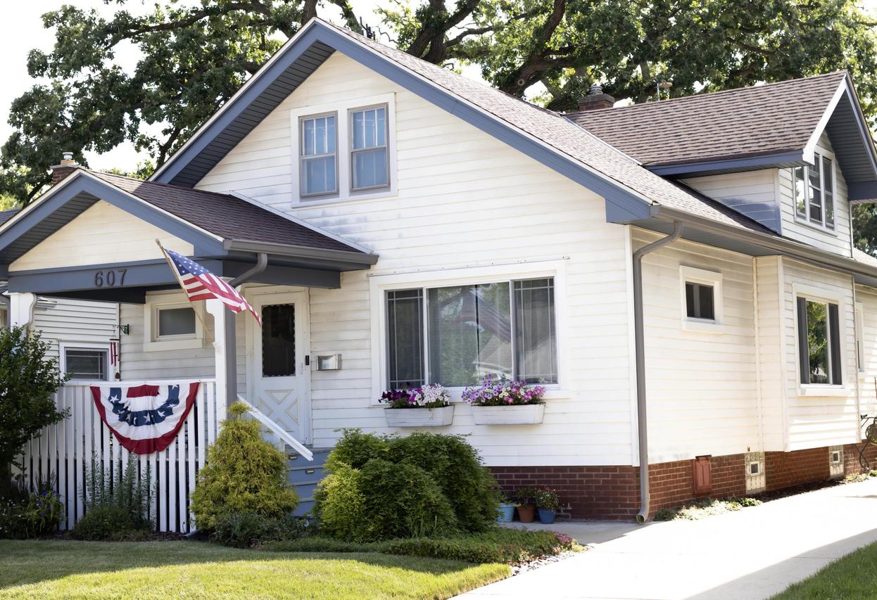 607 Monroe Ave, Racine, WI 53405