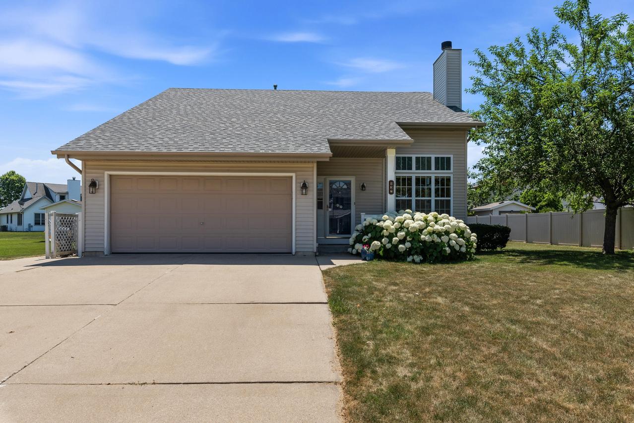 937 E Stonewood Dr, Oak Creek, WI 53154