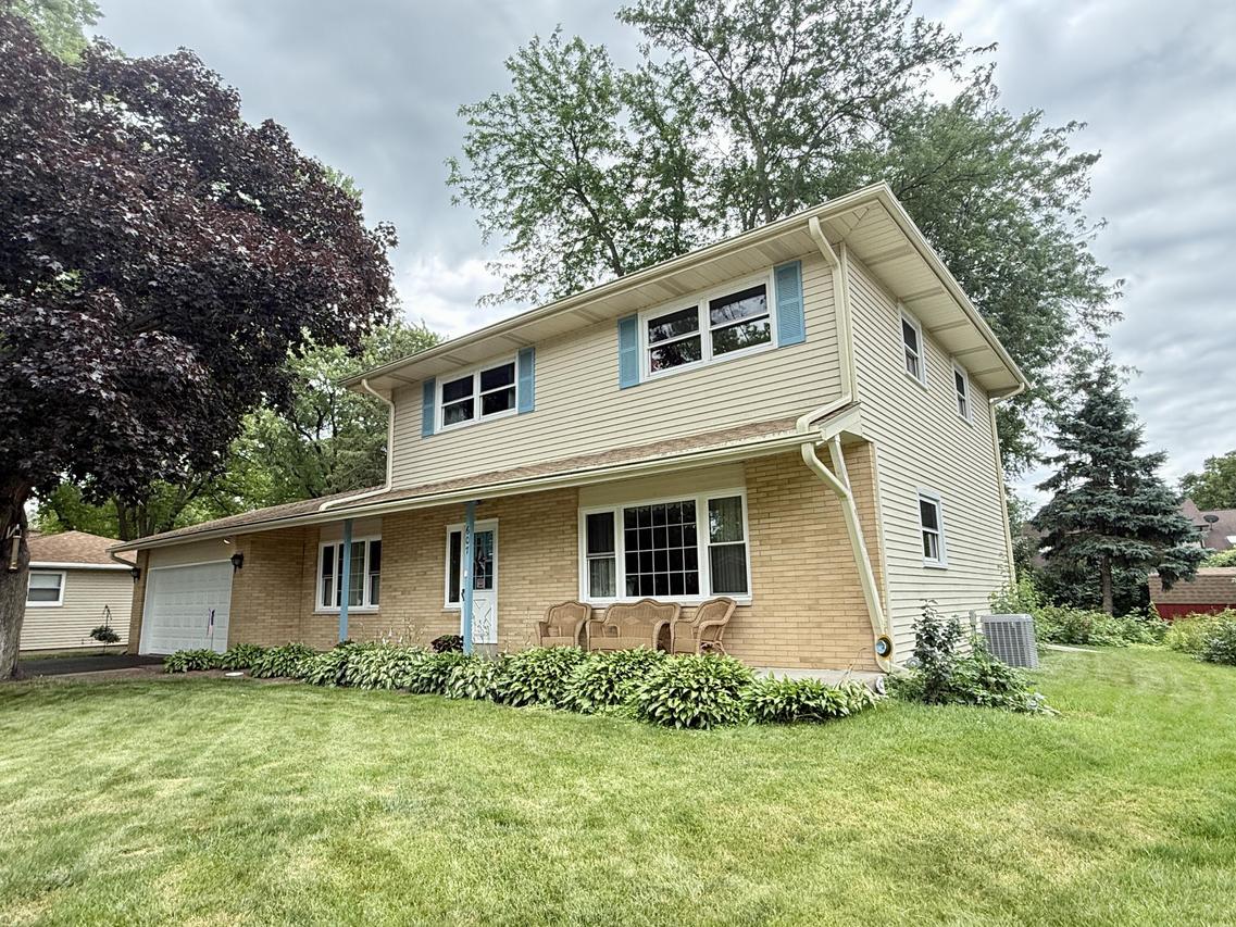 607 Poppy St, Oconomowoc, WI 53066