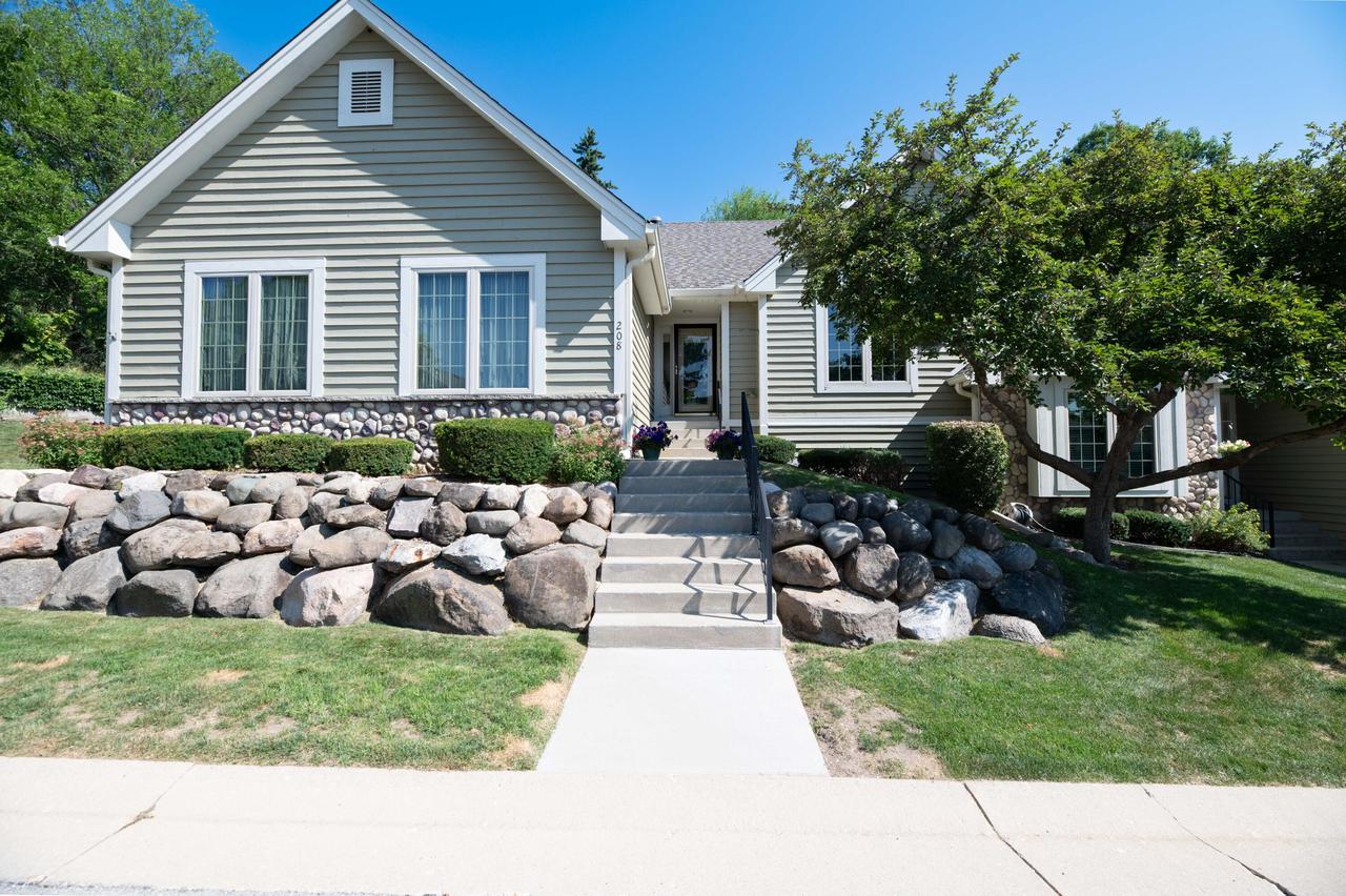 208 Endfield Cir, Waukesha, WI 53186