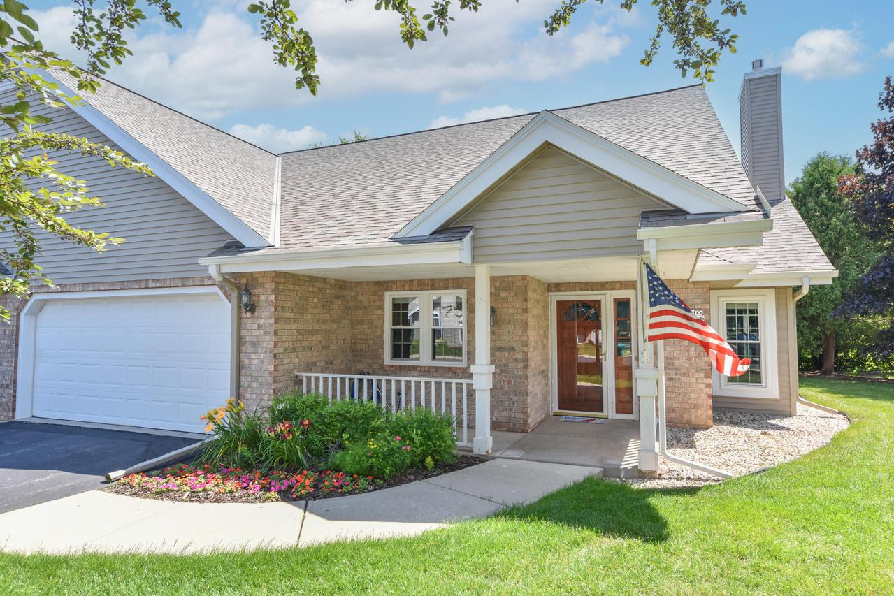 W65N296 Lincoln Ct, Cedarburg, WI 53012
