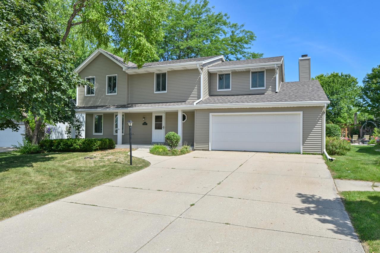 16280 W Heatherly Dr, New Berlin, WI 53151