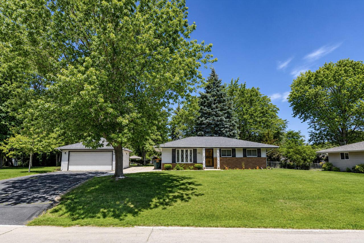 2422 W Hilltop Ln, Oak Creek, WI 53154
