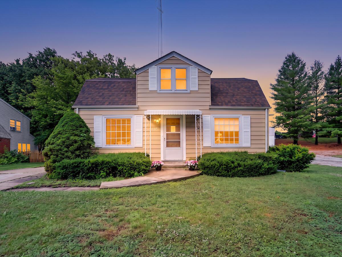 615 Roosevelt Dr, West Bend, WI 53090