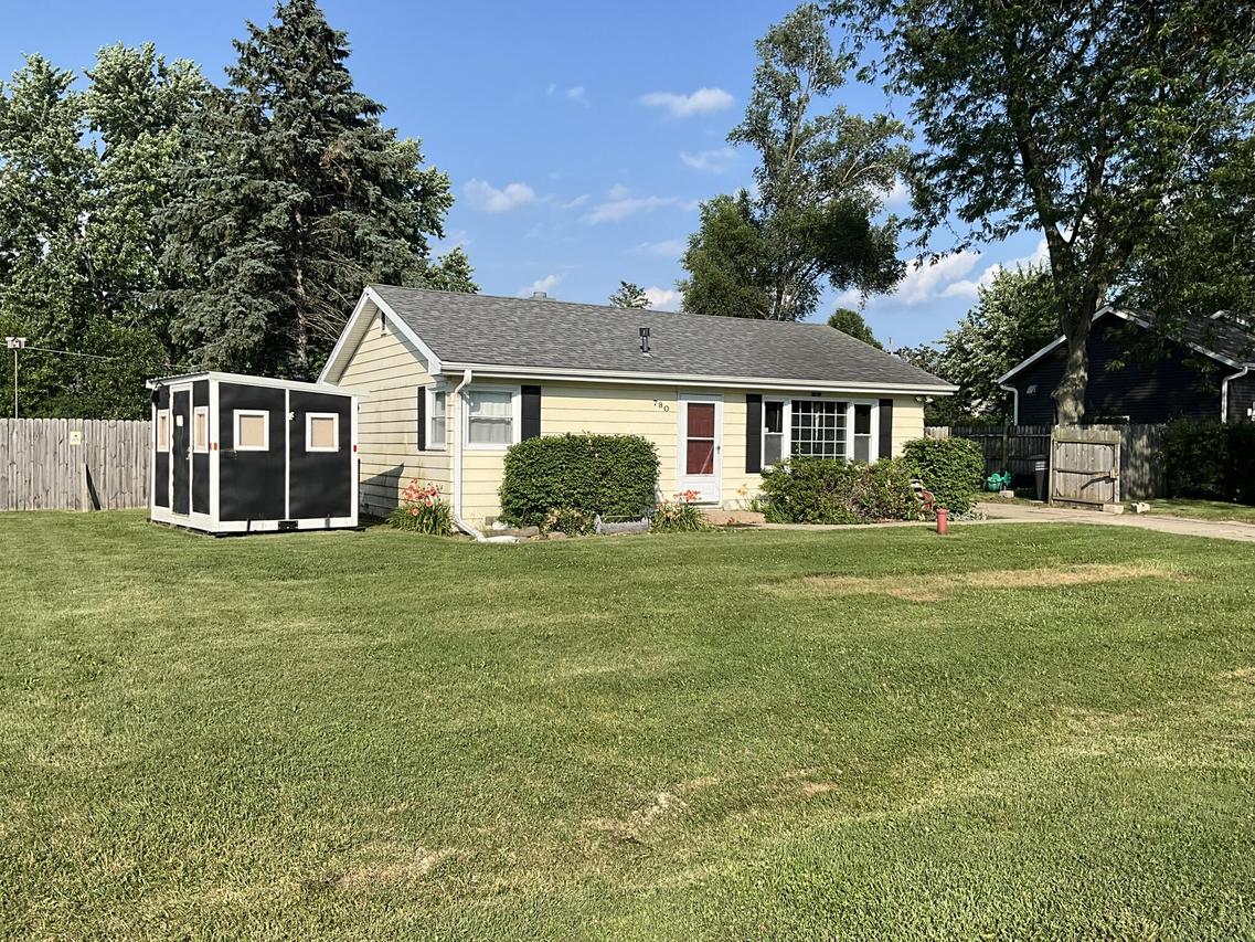 780 N Glenwood Dr, Salem Lakes, WI 53170