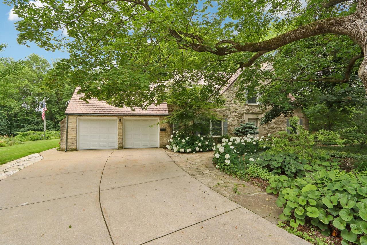 S24W23112 Lookout Dr, Waukesha, WI 53186