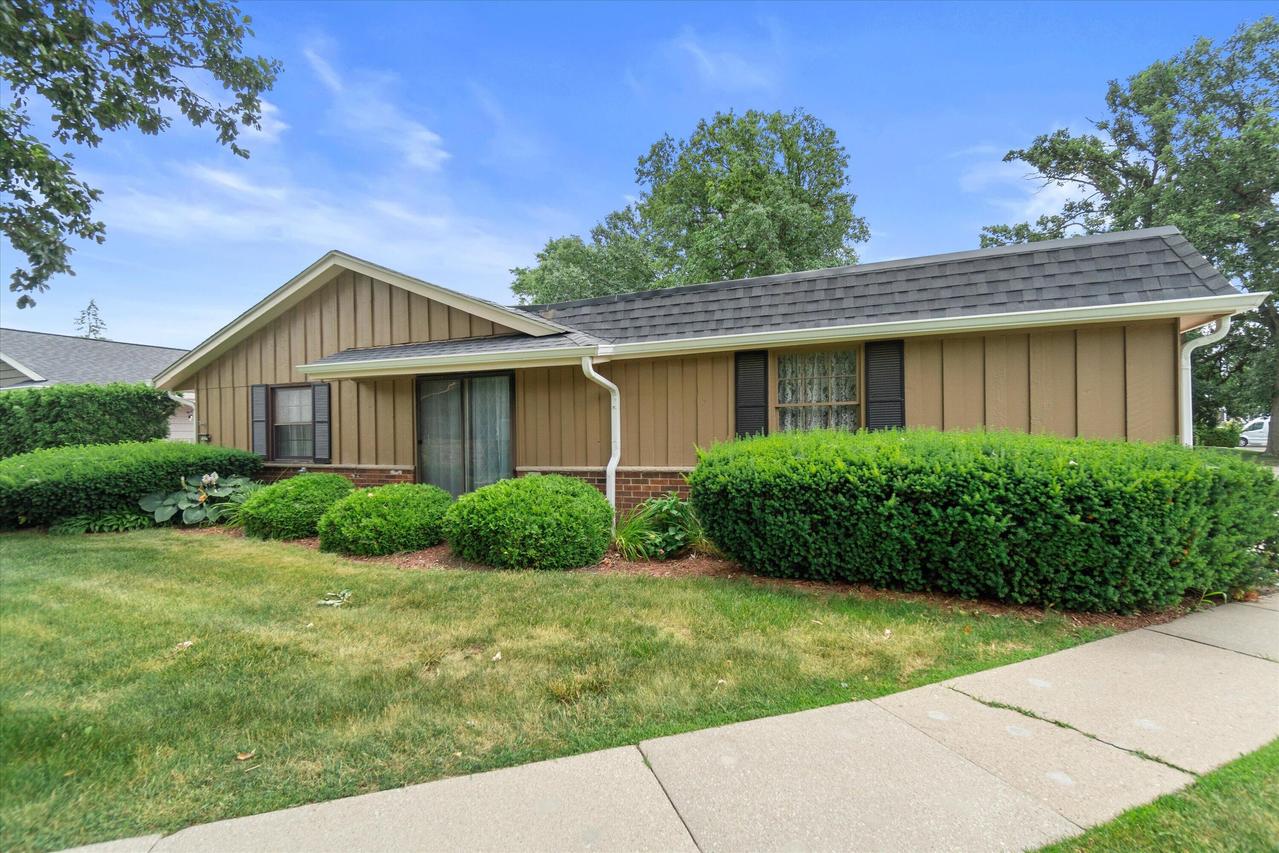5228 Woodbridge Ln, Greenfield, WI 53221