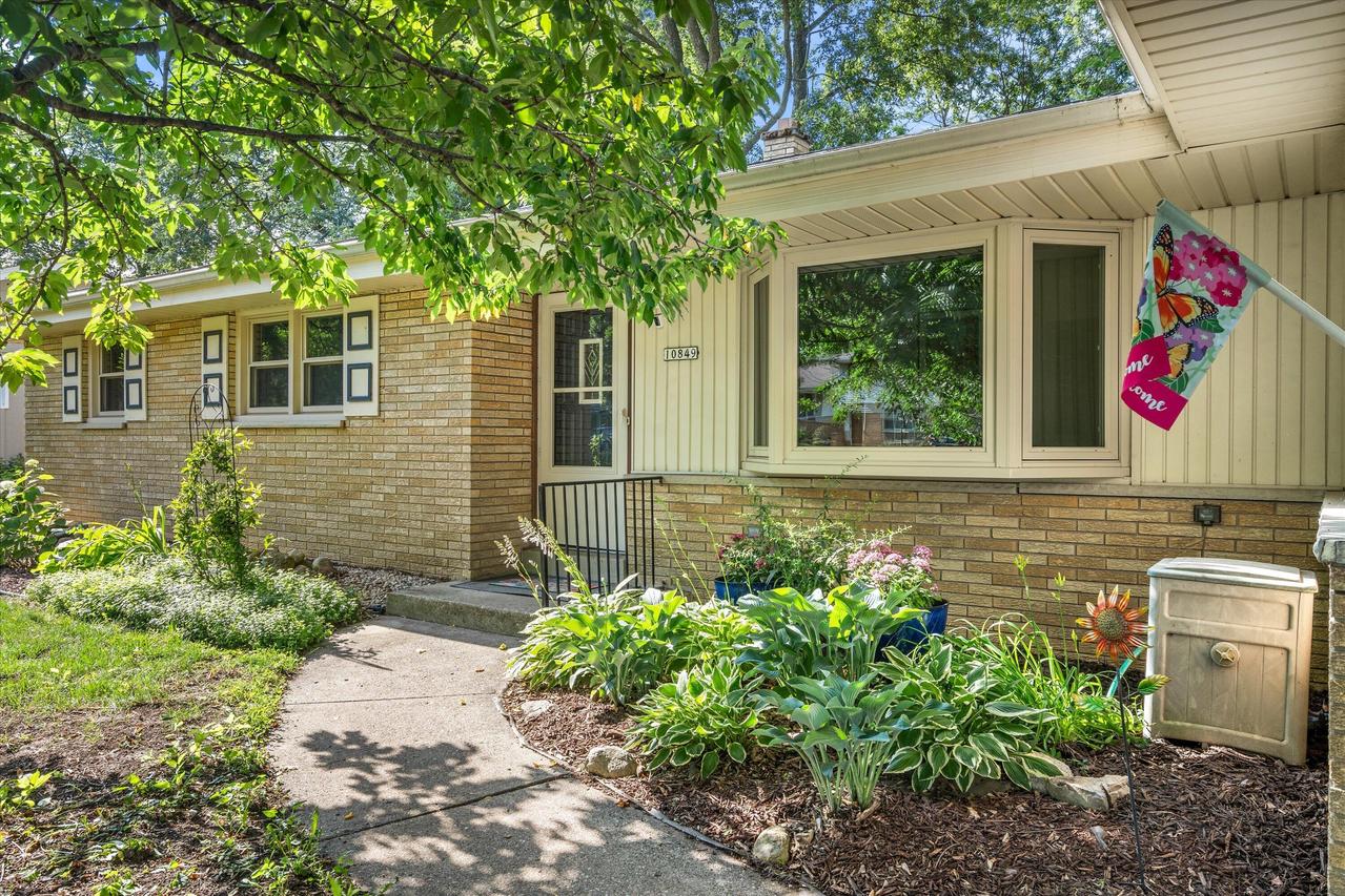 10849 W Derby Ave, Wauwatosa, WI 53225