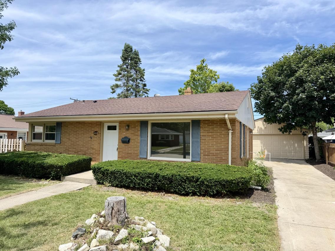1010 Shorecrest Dr, Racine, WI 53402