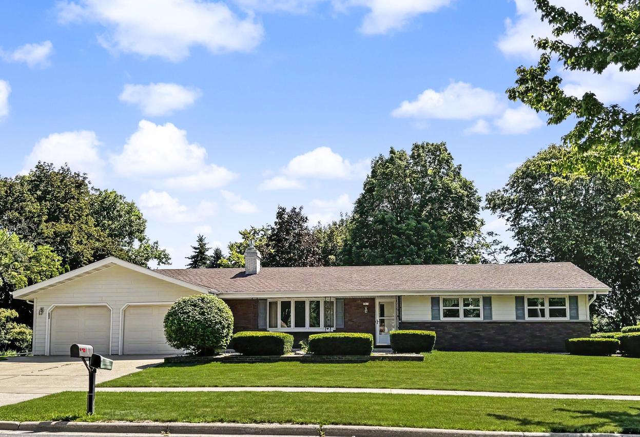 1075 S Silverbrook Dr, West Bend, WI 53095