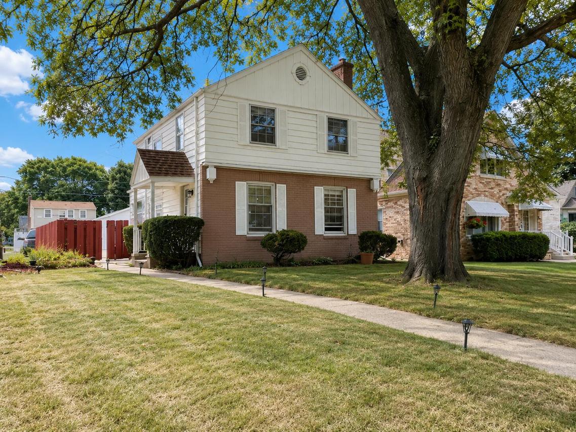 2423 S 60th St, West Allis, WI 53219