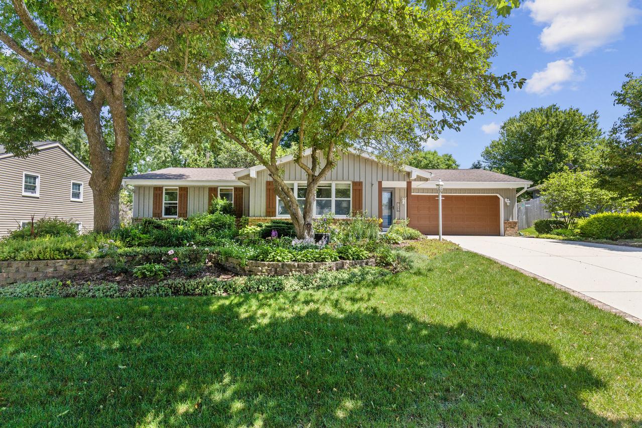750 Crestwood Dr, Waukesha, WI 53188