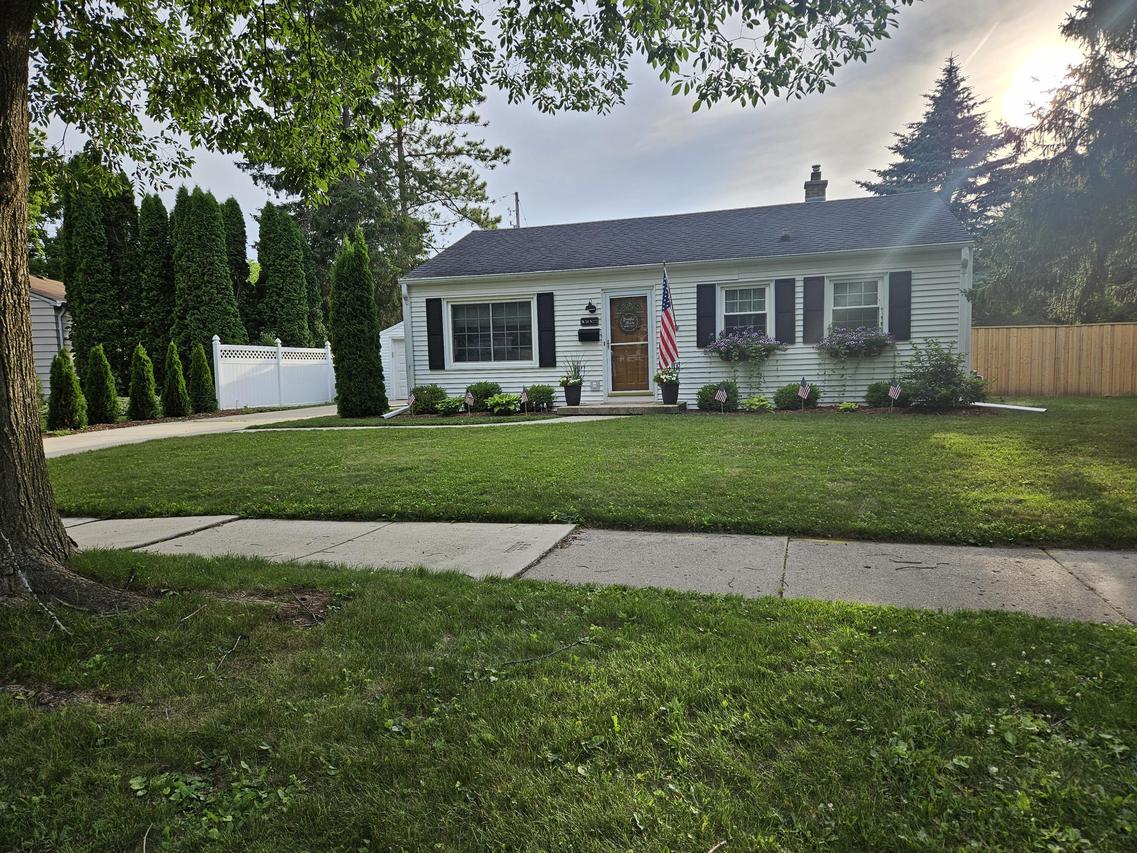 W59N777 Highwood Dr, Cedarburg, WI 53012