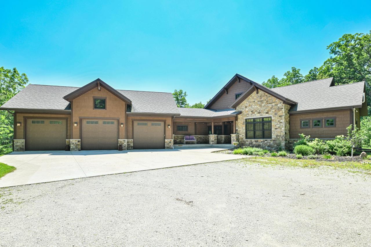 1062 N English Settlement Ave, Rochester, WI 53105