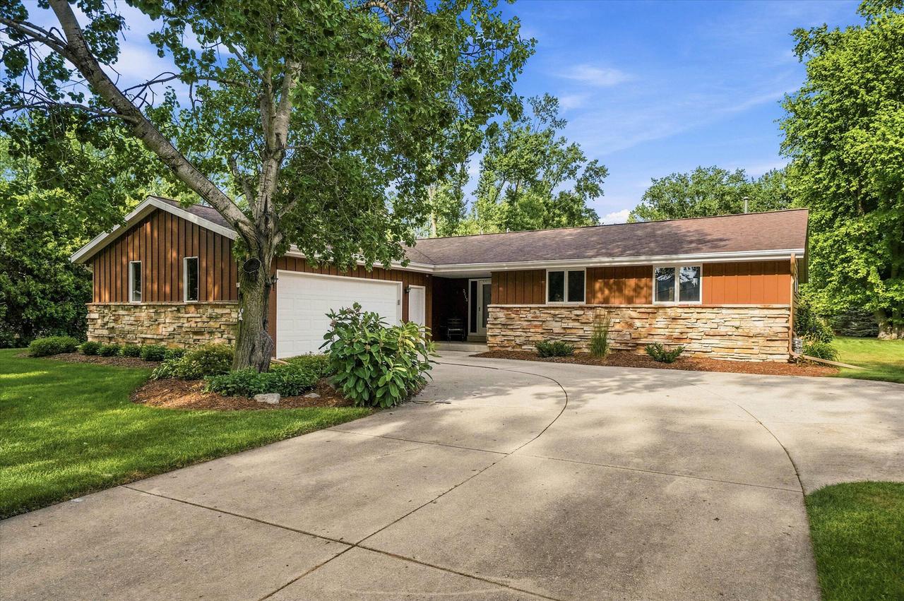 3713 Highcliff Ct, Sheboygan, WI 53083
