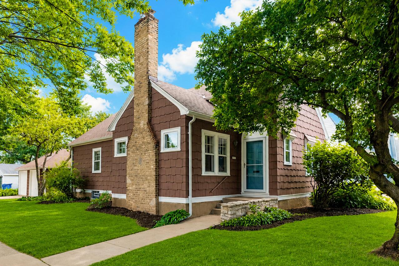 5901 N Shoreland Ave, Whitefish Bay, WI 53217